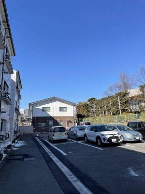 マンション隣接の駐車場17台（有料）、来客用2台（無料）あり