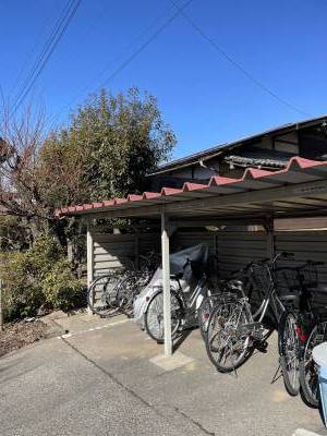 屋根付きのバイク自転車置き場（無料）