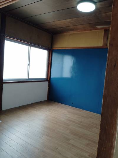 キッチン側から見たダイニングです。