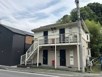 駅まで徒歩4分、平坦な道で楽々♪