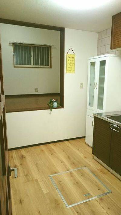 キッチン部屋。隣にステップフロア式のリビング６畳部屋あり。