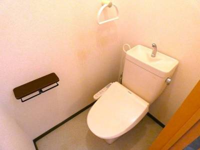 温水洗浄便座・スマホ置ける棚あり