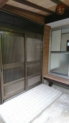 玄関、座れる縁側あり