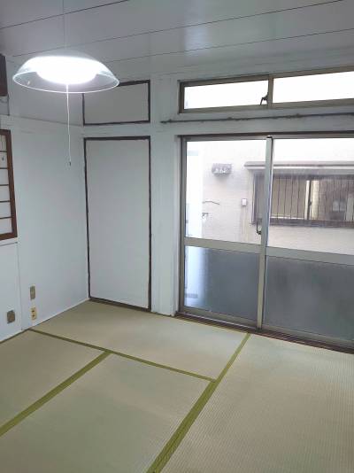 1階和室、小さな庭あり。
庭一部土固め雑草予防。