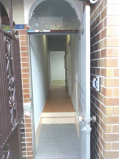 玄関全面塗装,床補強、チャイム設置。