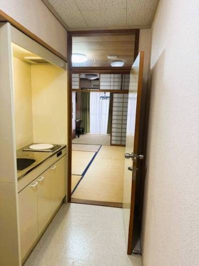 キッチンから部屋奥に向かって。