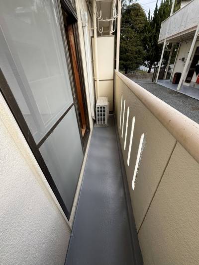 ベランダは清掃・ペンキ塗りたてです♪