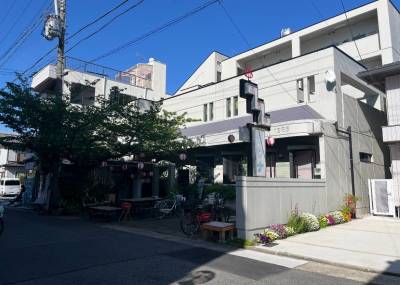 徒歩5分ぐらい、サウナありの銭湯。
都会ながら露天風呂有り