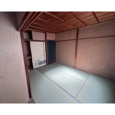 2F居室の奥には、押入れがあり、収納もたっぷりです。