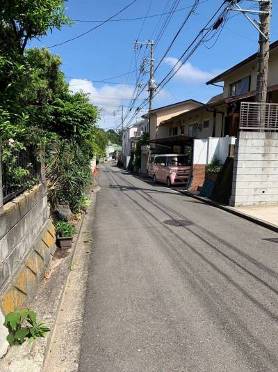 メイン道路より1本内側に入った静かな環境です。