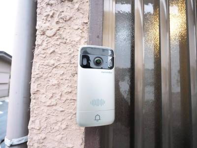 ドアホン部分にスマホをかざすと開ける機能も設定で実現します。