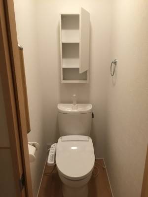 ウォシュレット付きで収納もたっぷりです。