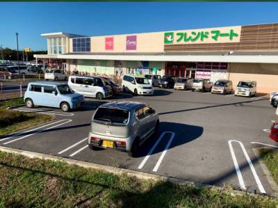 フレンドマートまで車で約4分