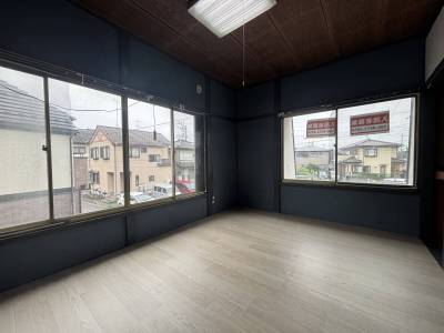 2階の床、壁は洋室にリニューアルして清潔感があります
