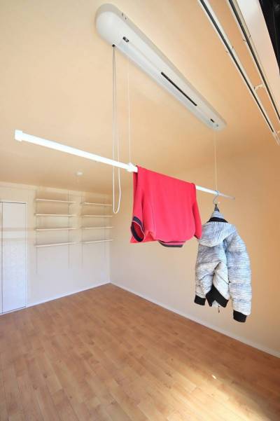 ロープを引くと左右に伸びる物干し竿が出てきます