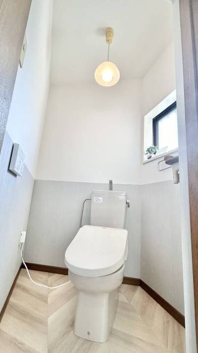トイレも明るくリフォームしています。温水洗浄便座です。
