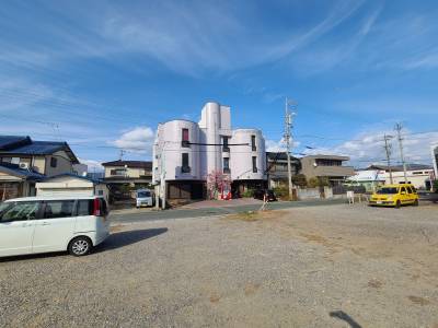 駐車場も広々