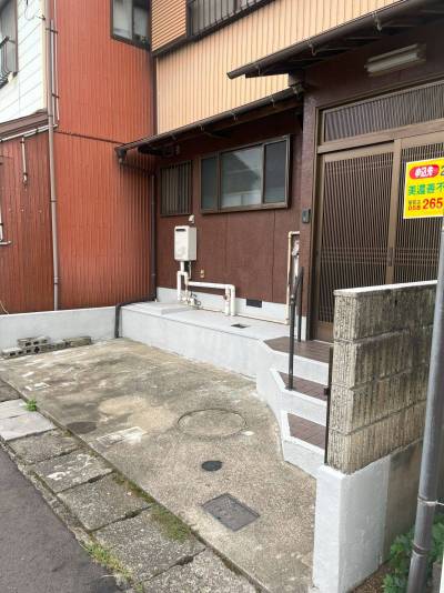 斜め側面より