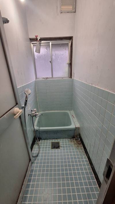 省スペースなお風呂で包まれ感が最高♪(入居前に清掃予定)