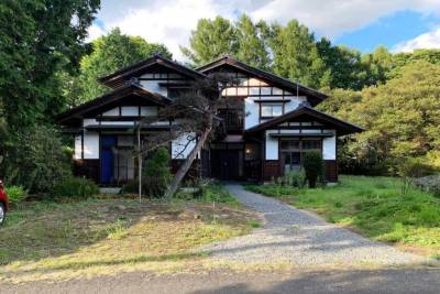 林に囲まれた綺麗な家です