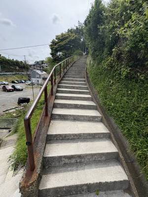 家の前は横須賀市あるあるで、階段があります。