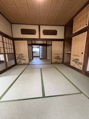 和室の部屋が広々としています