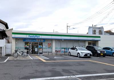 ファミリーマート西堤本通西店　徒歩4分