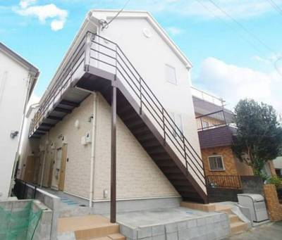 三角屋根と明るいレンガ調のおしゃれな建物です！