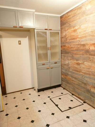 作り付けの食器棚も大容量です。