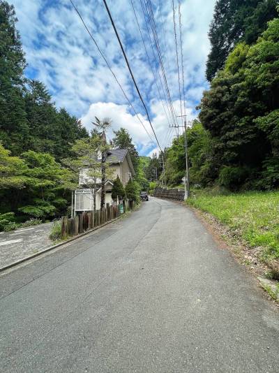 前面道路はハイキングコースになっています（※）