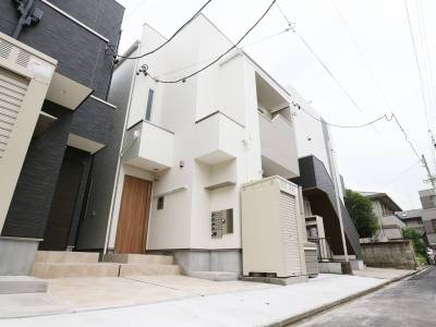 白が印象的なおしゃれな建物です♪