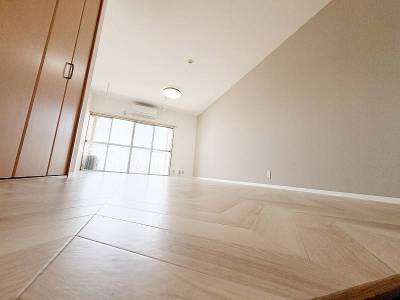 南向きの窓から心地よい光が入るお部屋