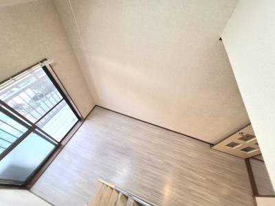 ロフトから見た部屋