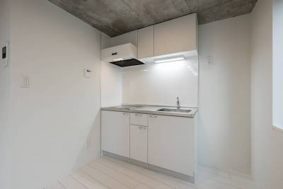 キッチンは冷蔵庫置場もすぐ横で使いやすい