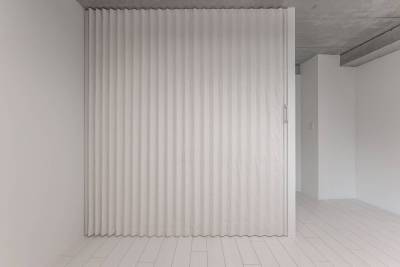 寝室のカーテンレールを閉めると、こんな感じで仕切れます♪