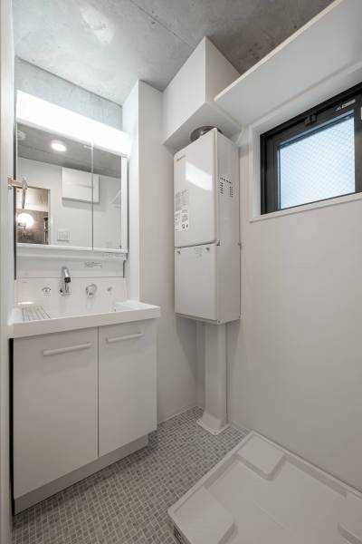 屋内洗濯機置場は洗面台の後ろにあります