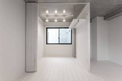 寝室は窓が広く開放感あります