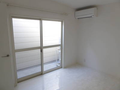 【バルコニー付きの明るい寝室】