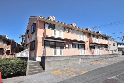 建物手前が駐車場です