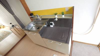 【キッチン】シンク下や上部には棚・収納が豊富です