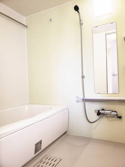 清潔な1坪の大きなバス。追い焚き、浴室乾燥機能付き