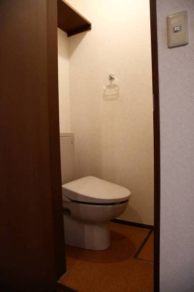 リビングの物入れ脇がトイレです