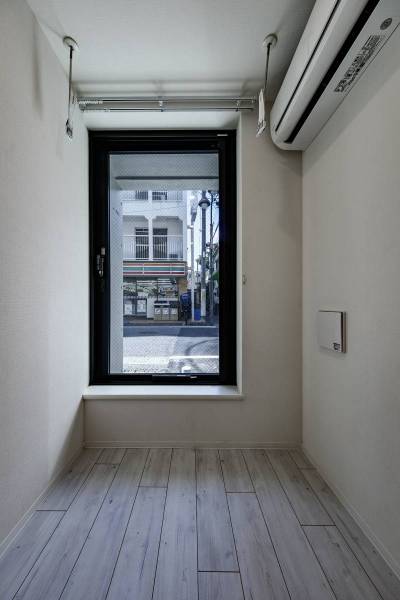 １階です。照明・エアコン設置済です！日立の「白くまくん」です