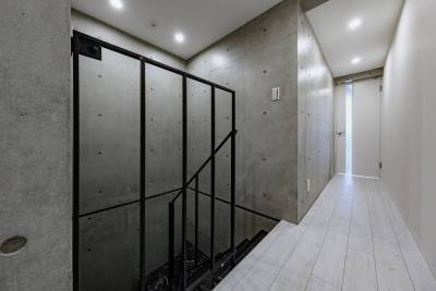 地下１階に降りる階段です。壁にプロジェクター投影できます！