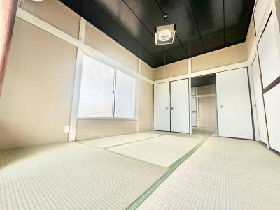 2階和室は畳と襖をキレイにしています。天井も塗ってます♪