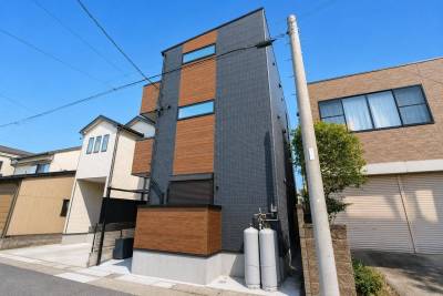 築浅♪スタイリッシュな3階建て外観