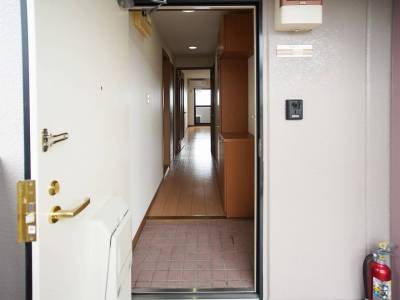 玄関、収納が多い。鍵など置くと忘れ物がありません。