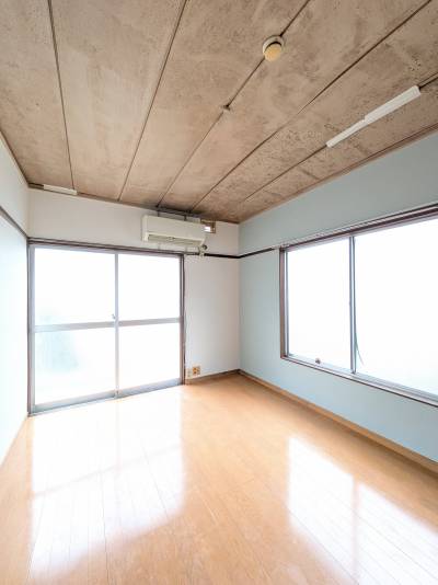 角部屋でベランダ有り日当り良好です。