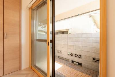 雨の日の洗濯物も濡れず安心の専用庭。二重窓で防犯・断熱も◎