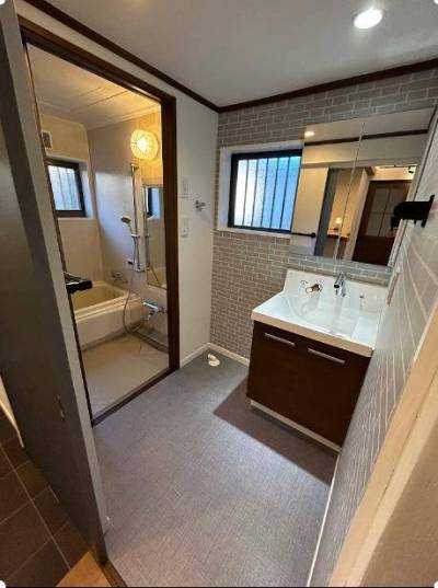 清潔感のあるコンパクトな洗面所とお風呂です